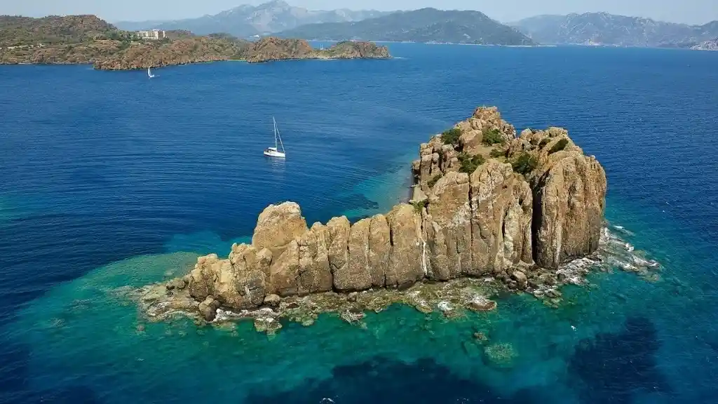 Yücel Körfez Evleri yakınında gezilecek yerler - Dişlice Adası