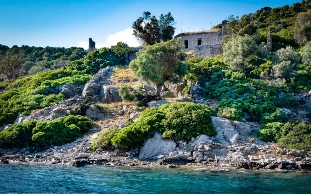 Yücel Körfez Evleri yakınında gezilecek yerler - Kamelya Adası